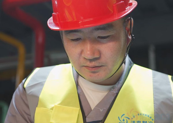 張波在上海某醫(yī)藥物流冷庫(kù)現(xiàn)場(chǎng)指導(dǎo)工作